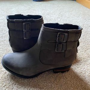 Sorel Lolla zip booties